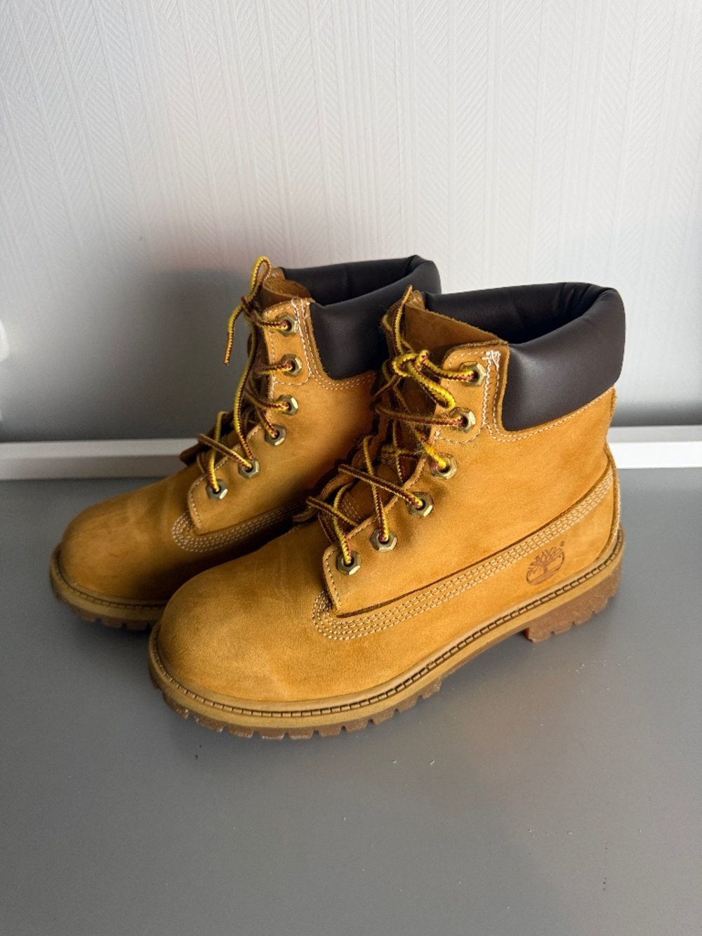 Timberland Wheat Nubuck Lace-Up Boots with Dark Collar 4 M Kids